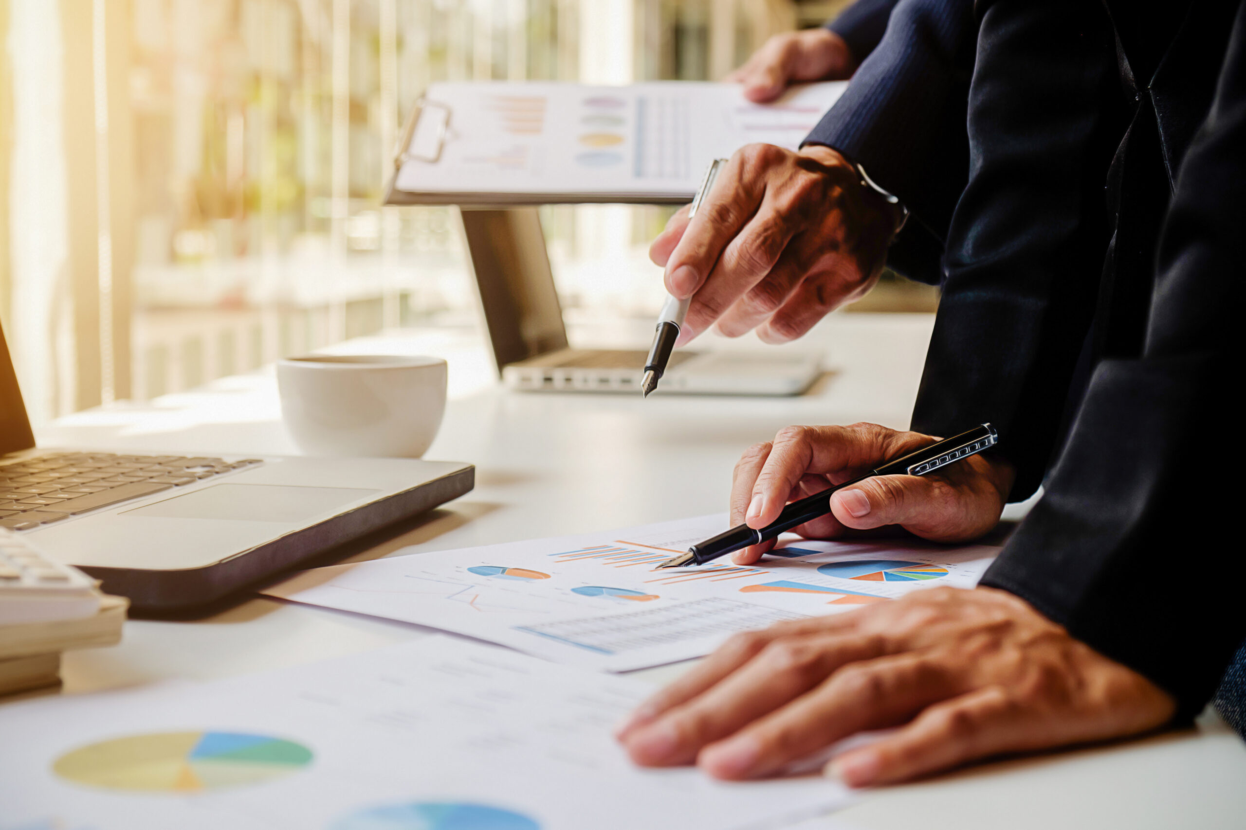 table-consulting-paperwork-professional-invest-executive